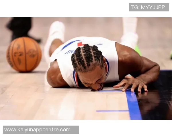 伦纳德因左膝不适提前结束客场之旅回洛杉矶接受治疗