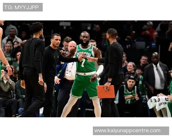 前NBA球员质疑布朗何时能获得认可50分双料MVP带领残阵绿军排第三